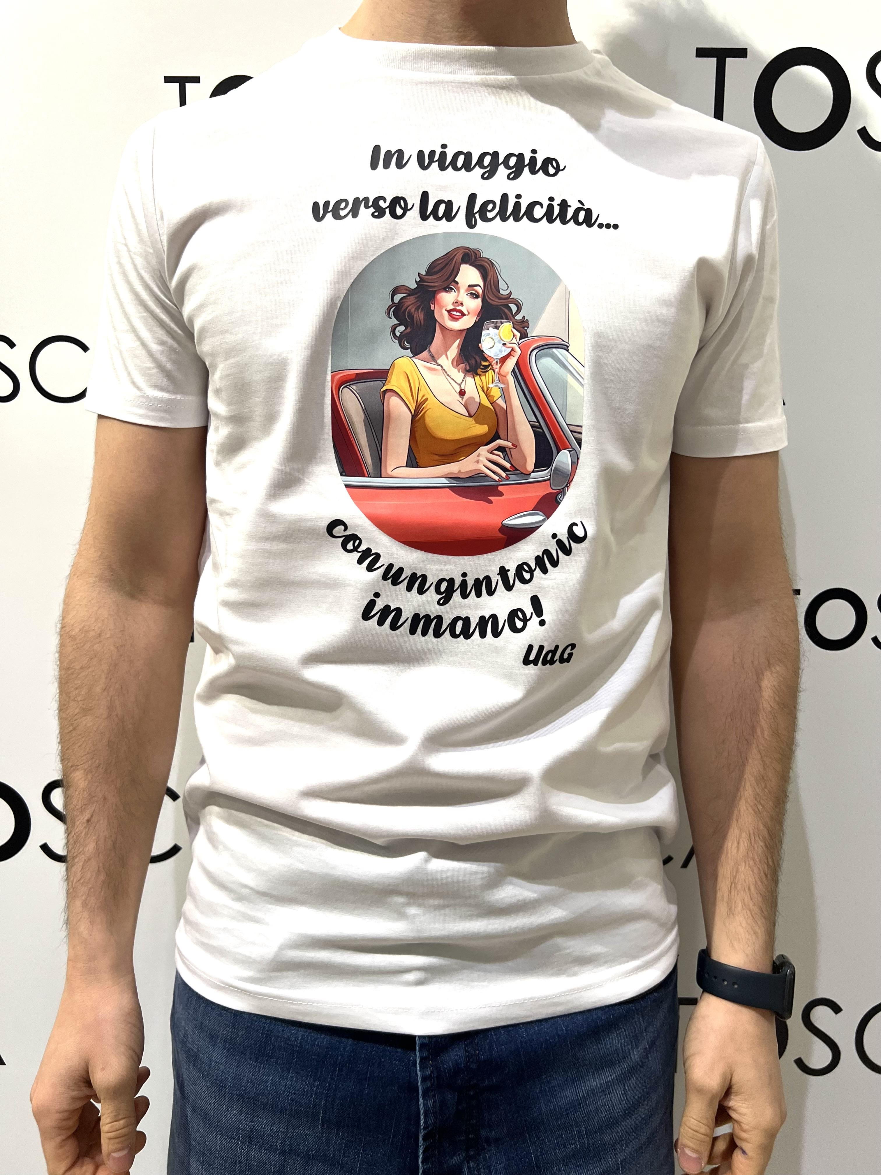 gin t-shirt in viaggio verso la felicità con un gin tonic in mano GIN T-SHIRTIN VIAGGIO VERSO LA FELICITÀBIANCO HICONIKA