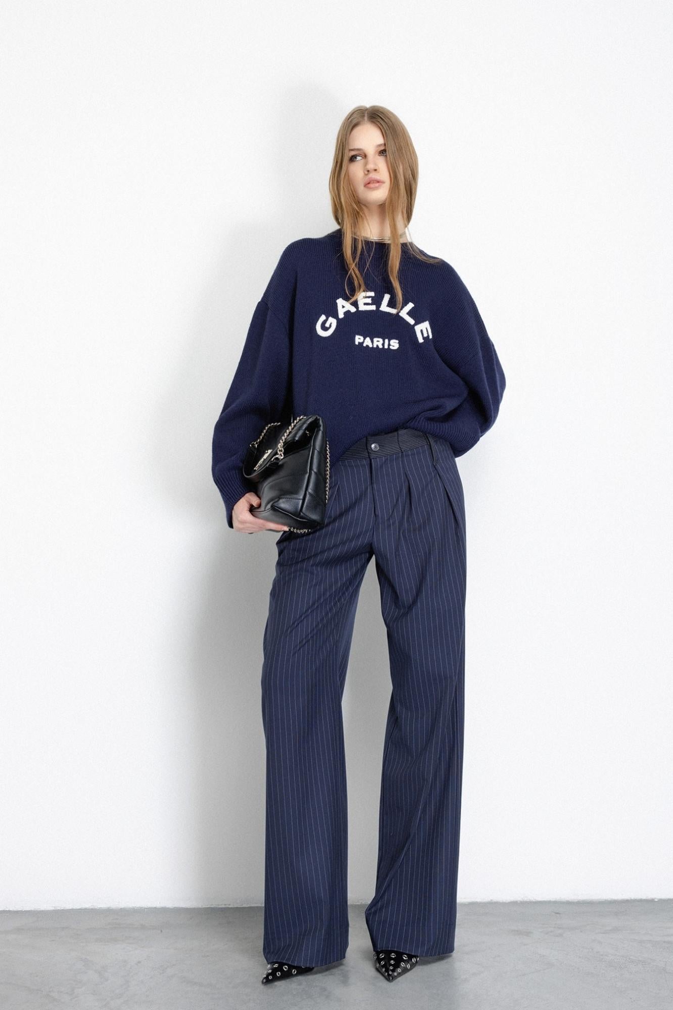 pullover paricollo in maglieria con ricamo logo blu gaëlle paris GAABW07115MBFI0001BLU GAELLE