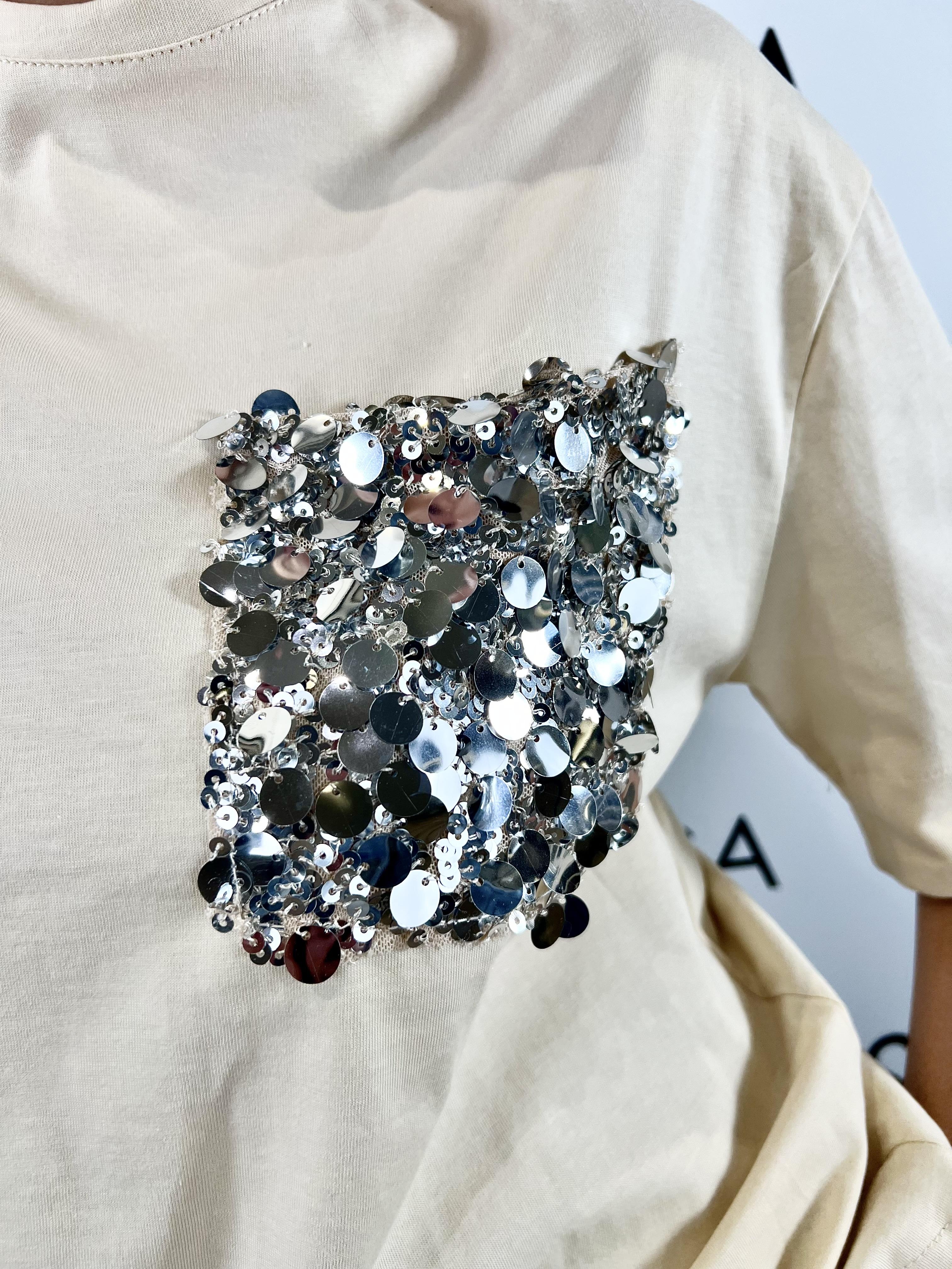 t-shirt con taschino in paillettes tensione in