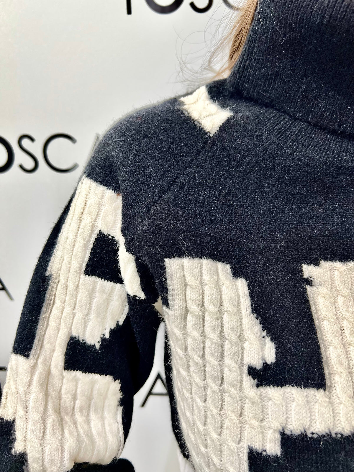 maglia con scollo dolcevita bicolore 