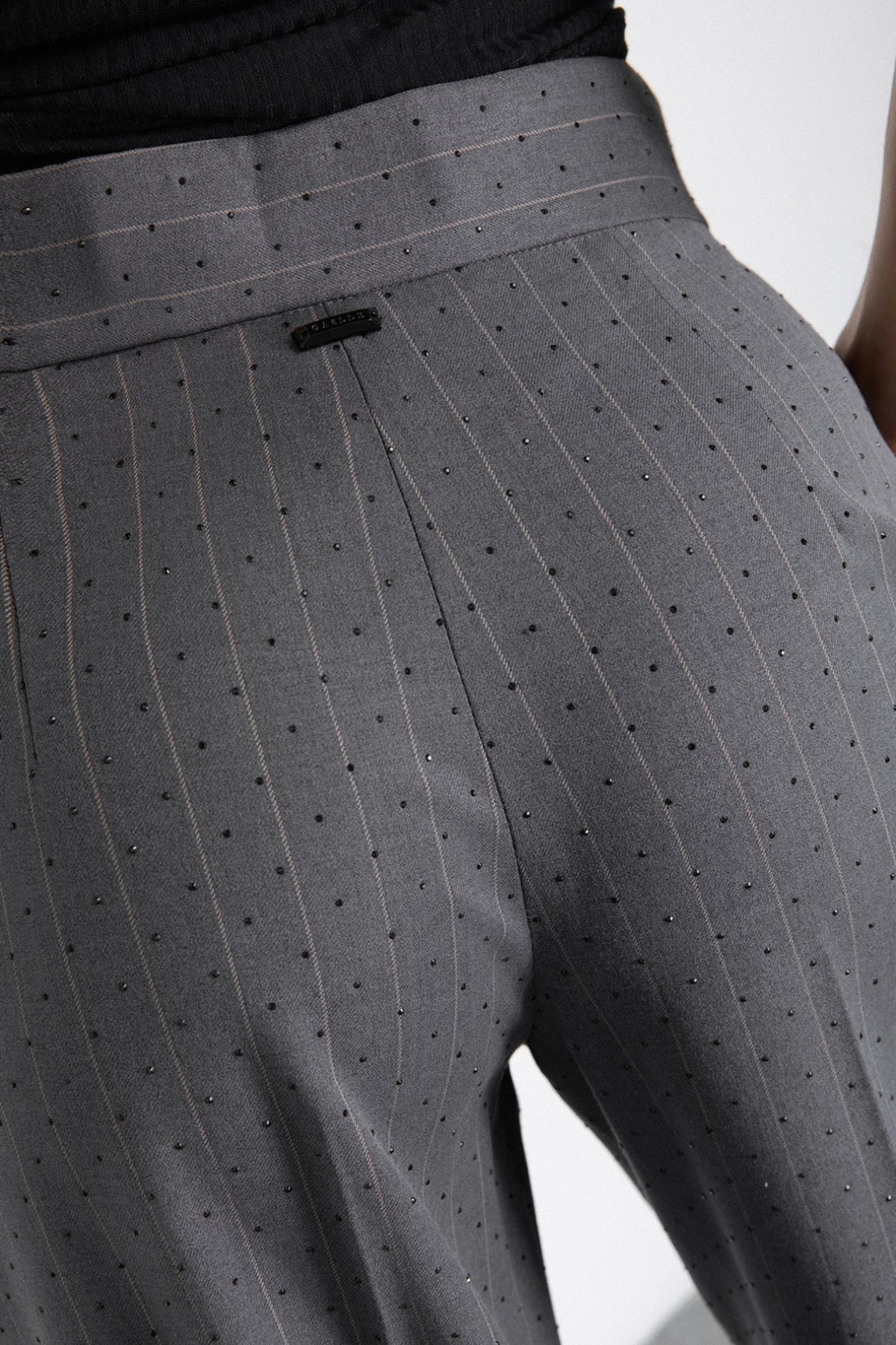 pantalone dritto a vita regular con stiro in piega grigio ferro gaëlle paris 