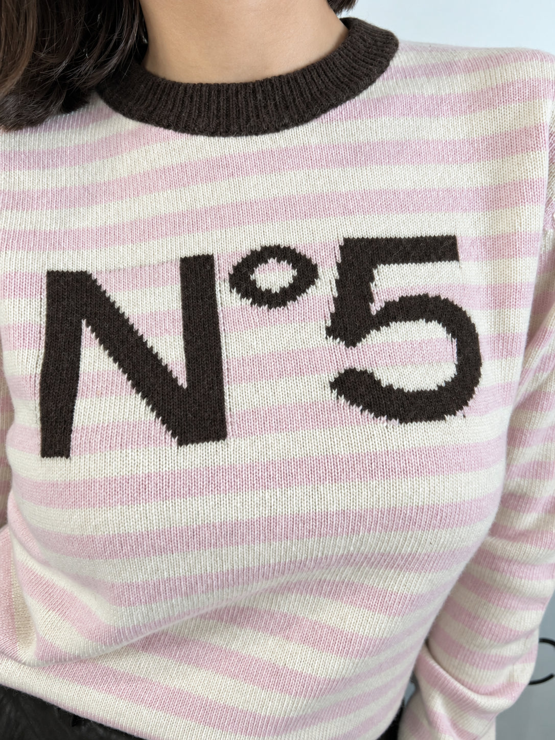 maglia girocollo a righe con ricamo tensione in 