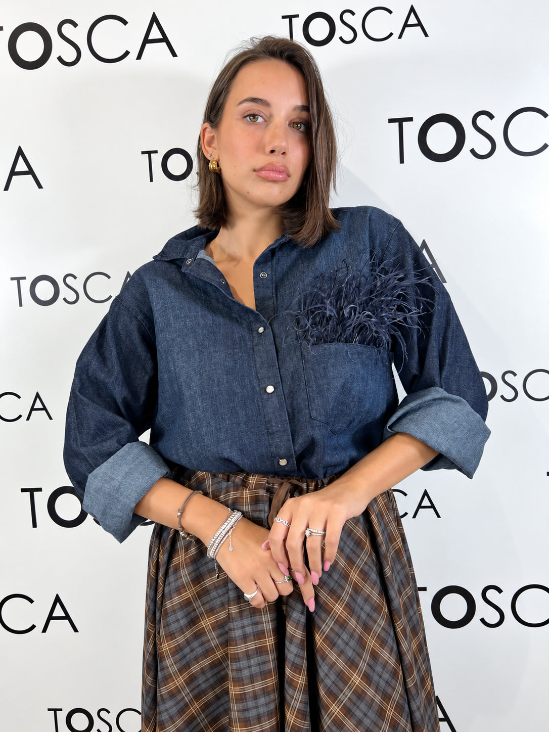 camicia in denim con piume di struzzo nel taschinoo tensione in 