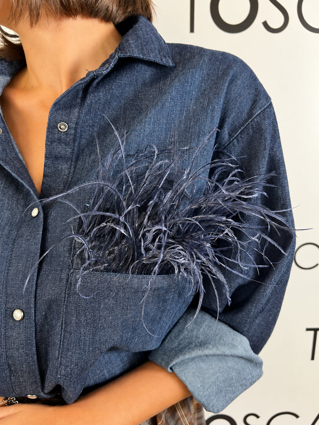 camicia in denim con piume di struzzo nel taschinoo tensione in 