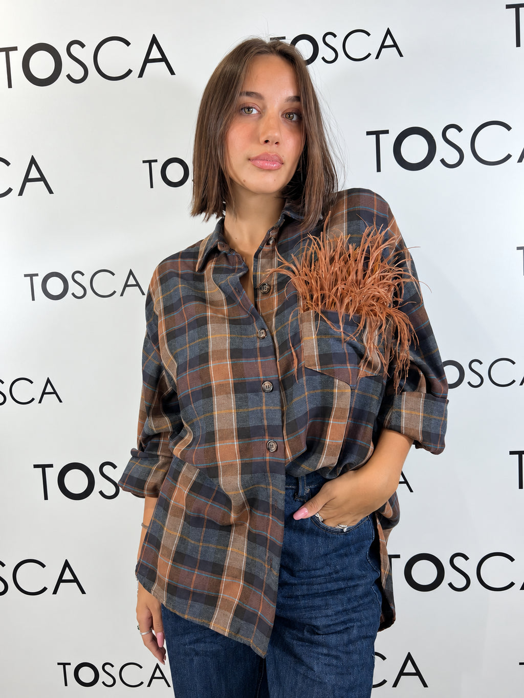 camicia a quadri con piume di struzzo nel taschino tensione in 