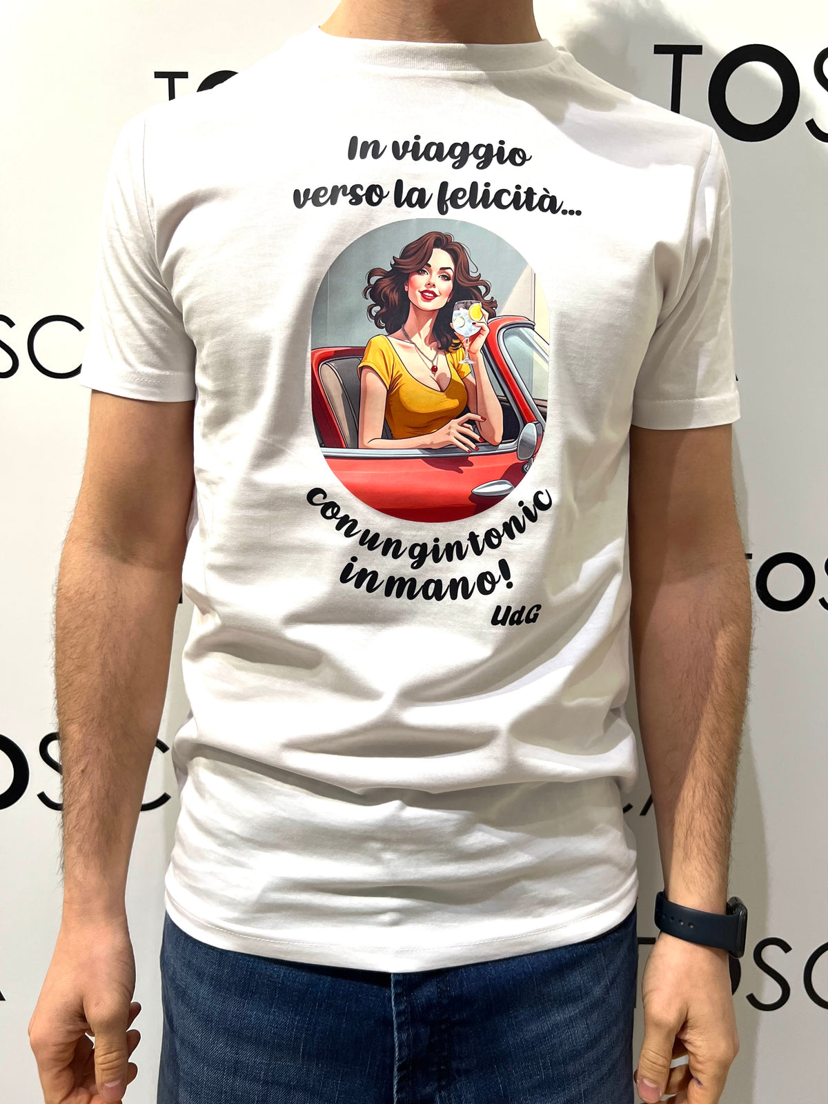 gin t-shirt in viaggio verso la felicità con un gin tonic in mano 
