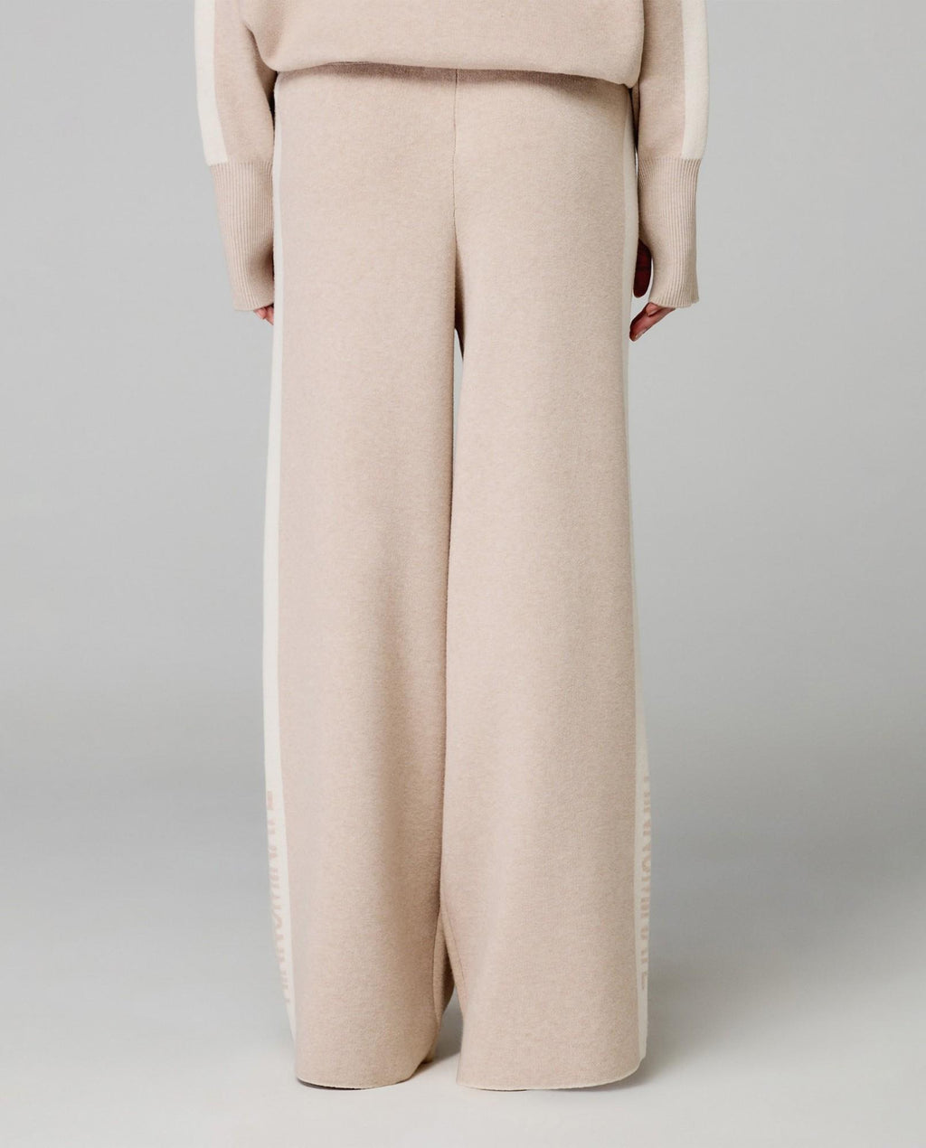 pantalone in maglia a palazzo con bande in contrasto e logo in punto rovescio beige sand hinnominate 