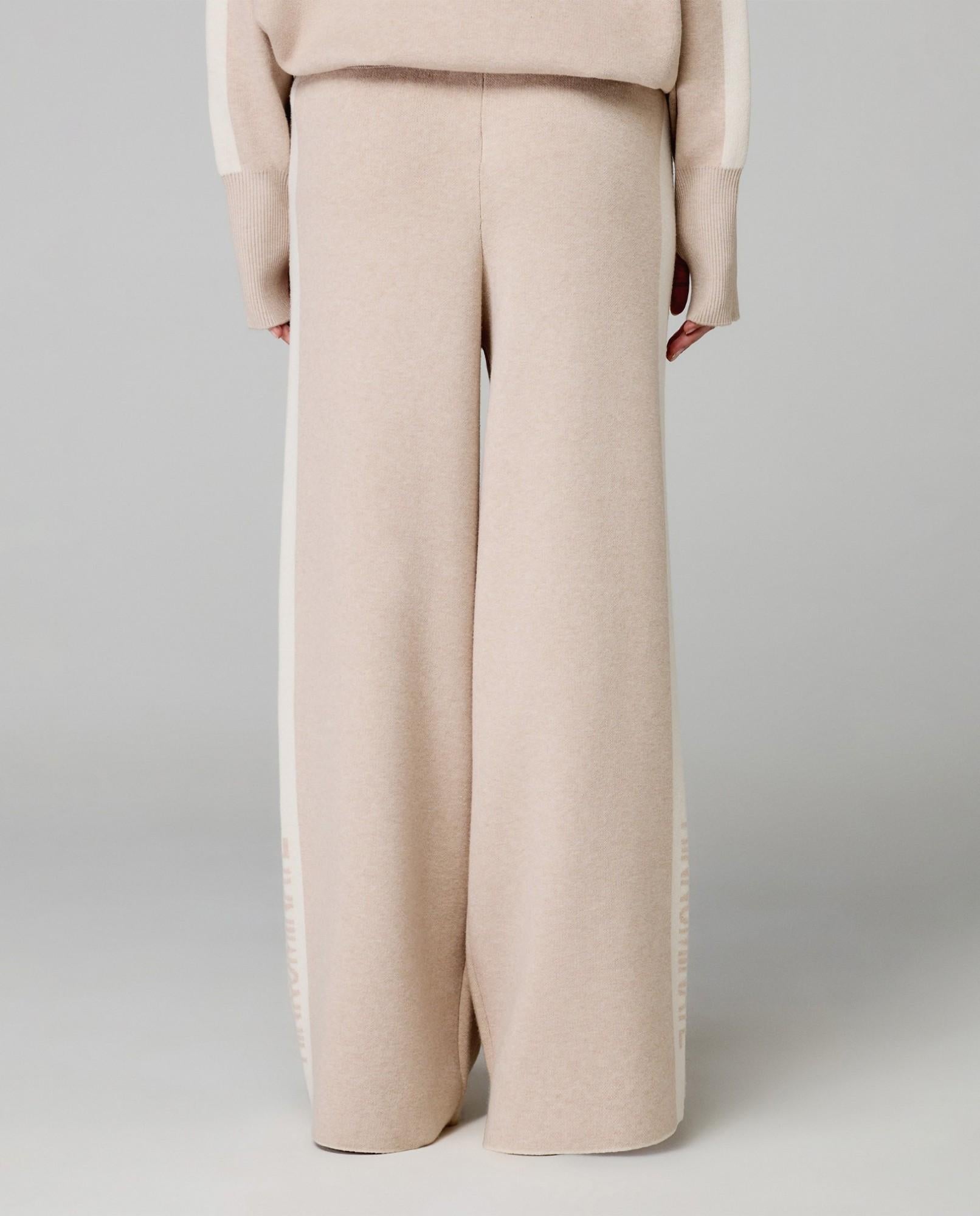 pantalone in maglia a palazzo con bande in contrasto e logo in punto rovescio beige sand hinnominate 