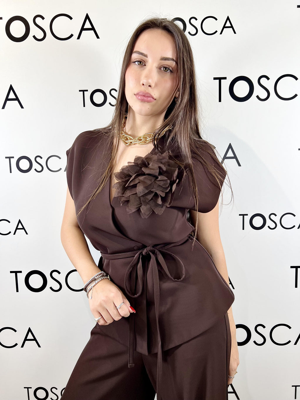 completo con spilla a rosa 