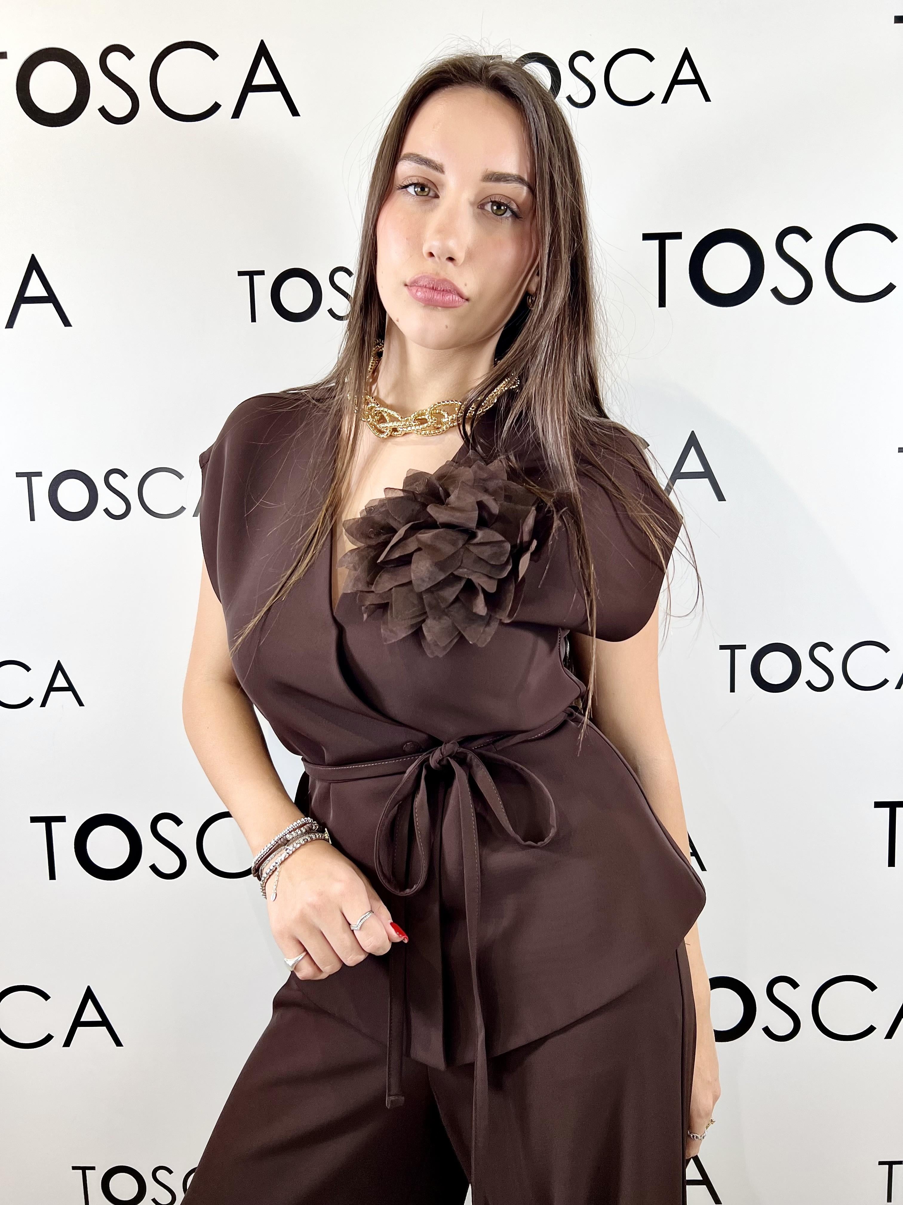 completo con spilla a rosa 