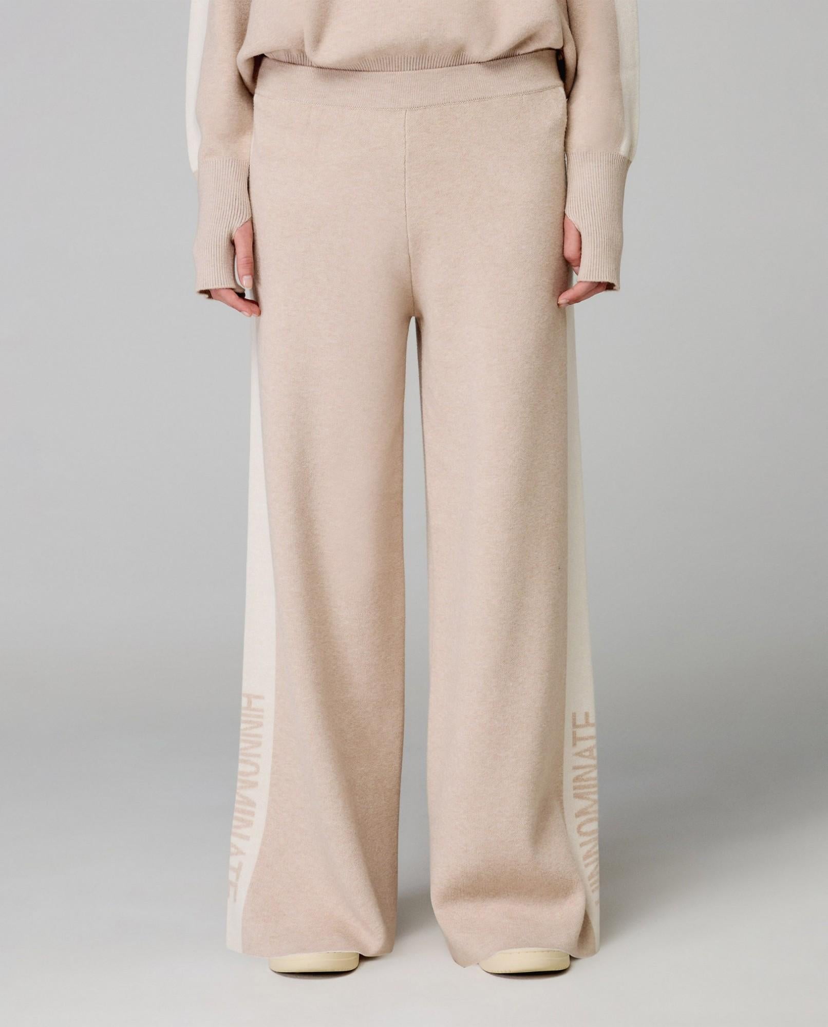 pantalone in maglia a palazzo con bande in contrasto e logo in punto rovescio beige sand hinnominate 