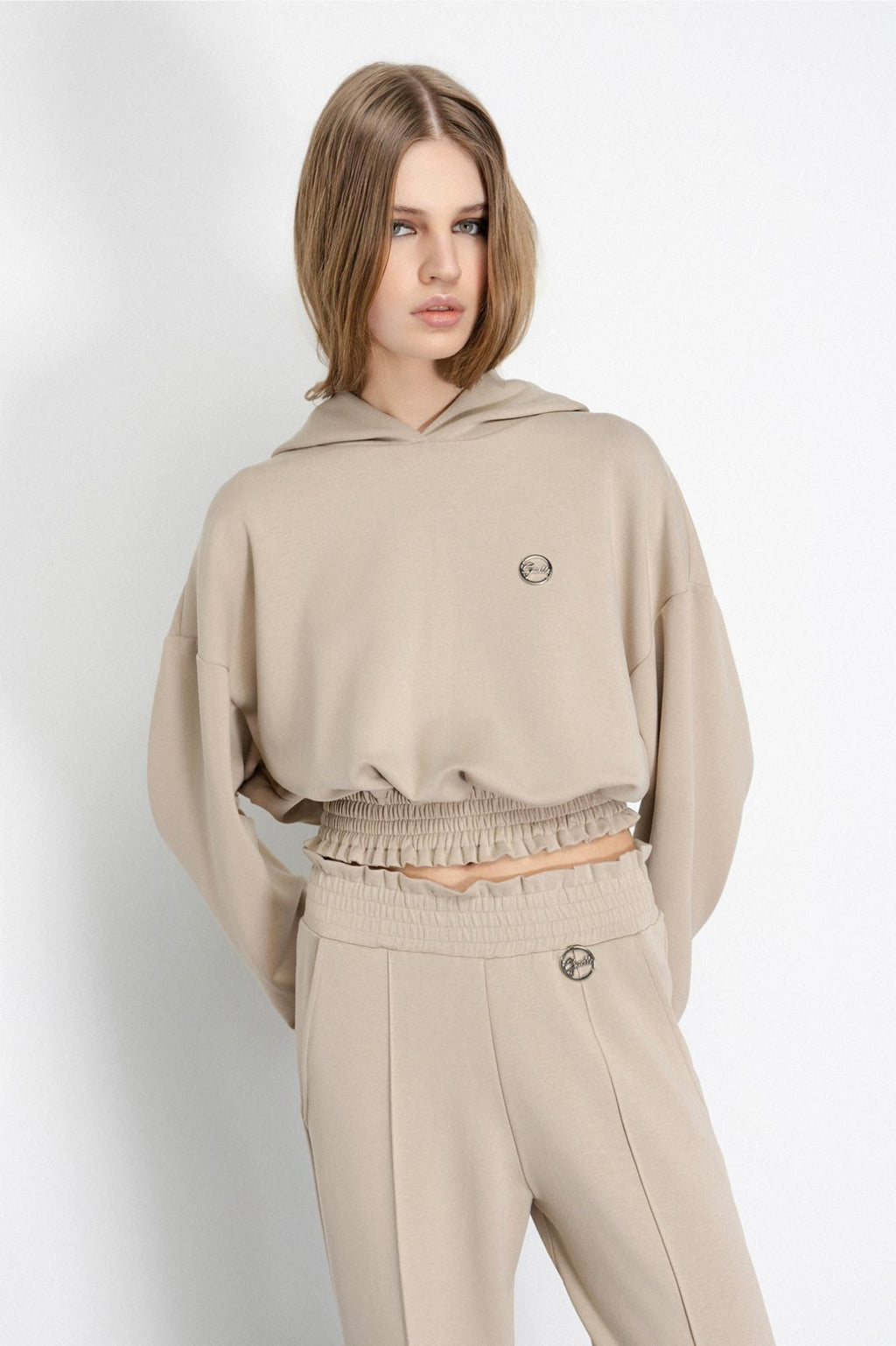 felpa crop con cappuccio e punto smock cammello gaëlle paris 