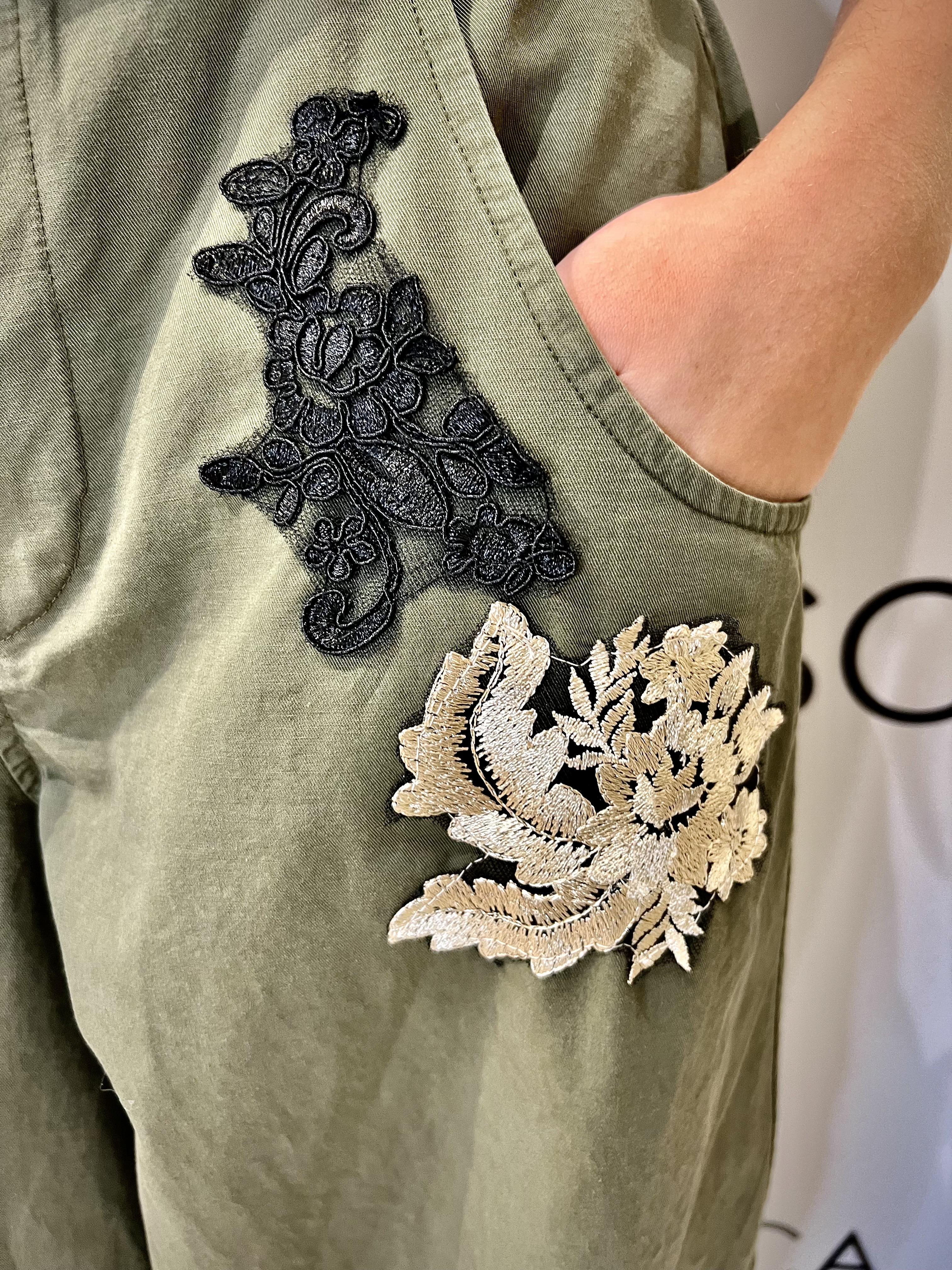 pantaloni cargo con ricamo tensione in HM867VERDE TENSIONE IN