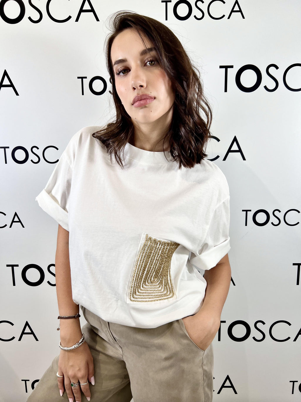 t-shirt con taschino in ricamo tensione in 