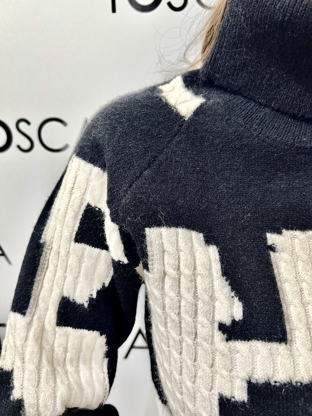 maglia con scollo dolcevita bicolore 