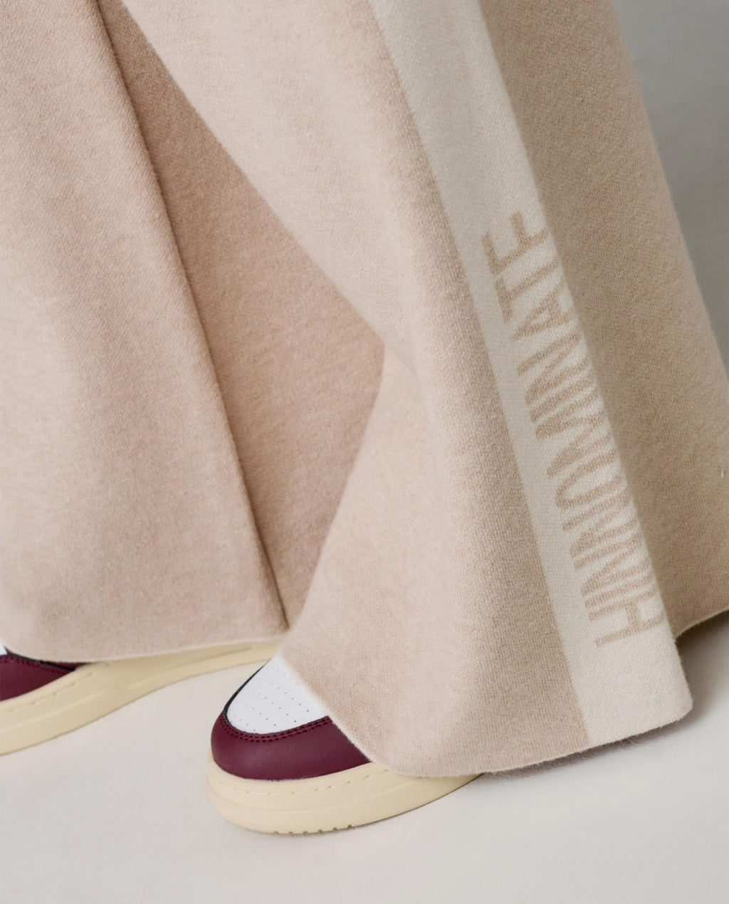 pantalone in maglia a palazzo con bande in contrasto e logo in punto rovescio beige sand hinnominate 