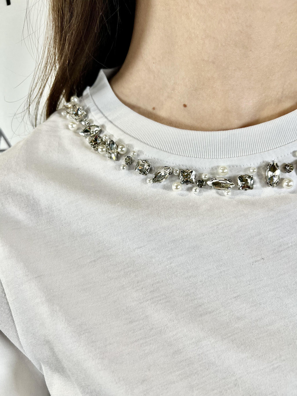 t-shirt con scollo gioiello e design essenziale silvian heach 