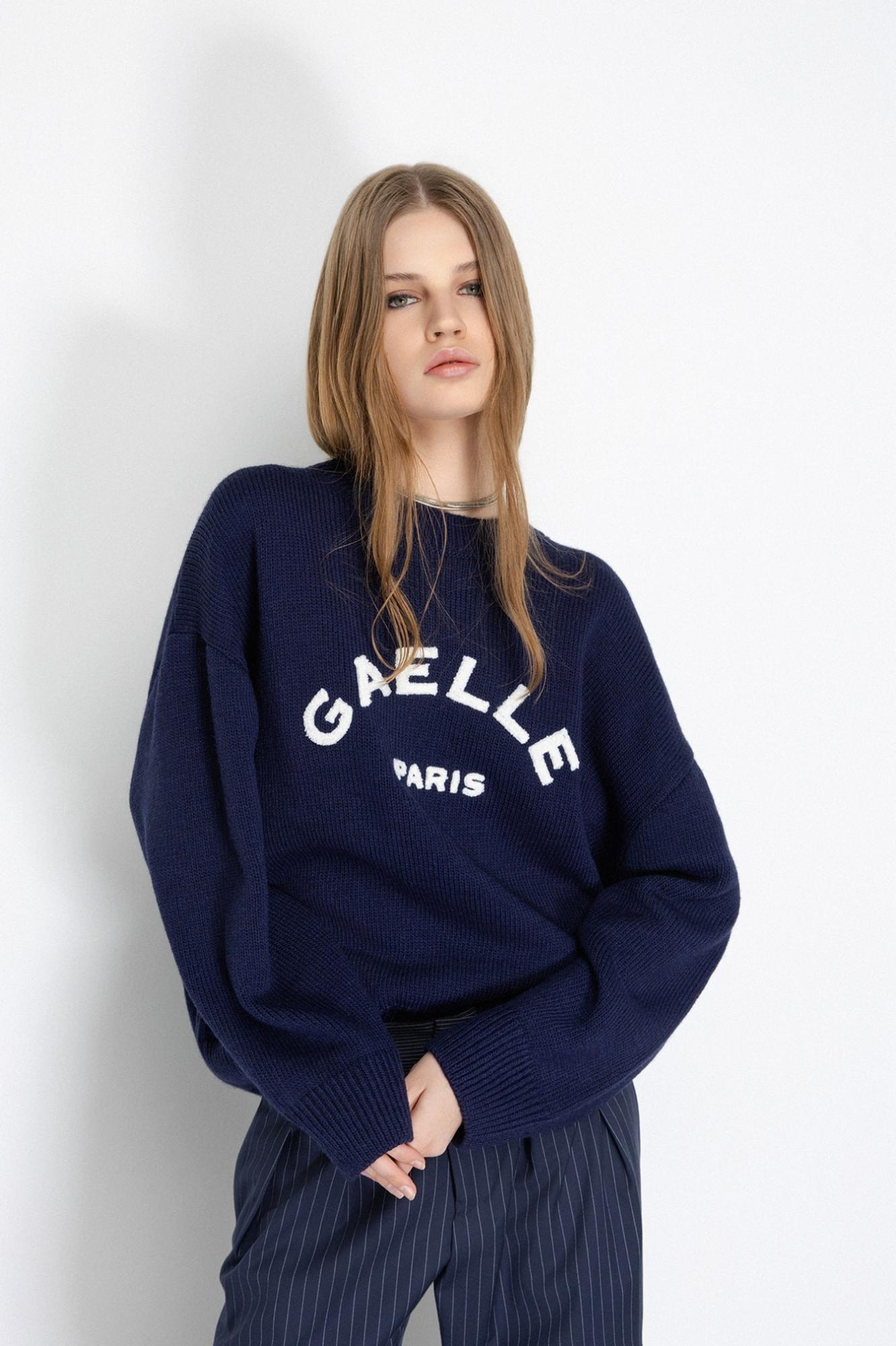 pullover paricollo in maglieria con ricamo logo blu gaëlle paris GAABW07115MBFI0001BLU GAELLE