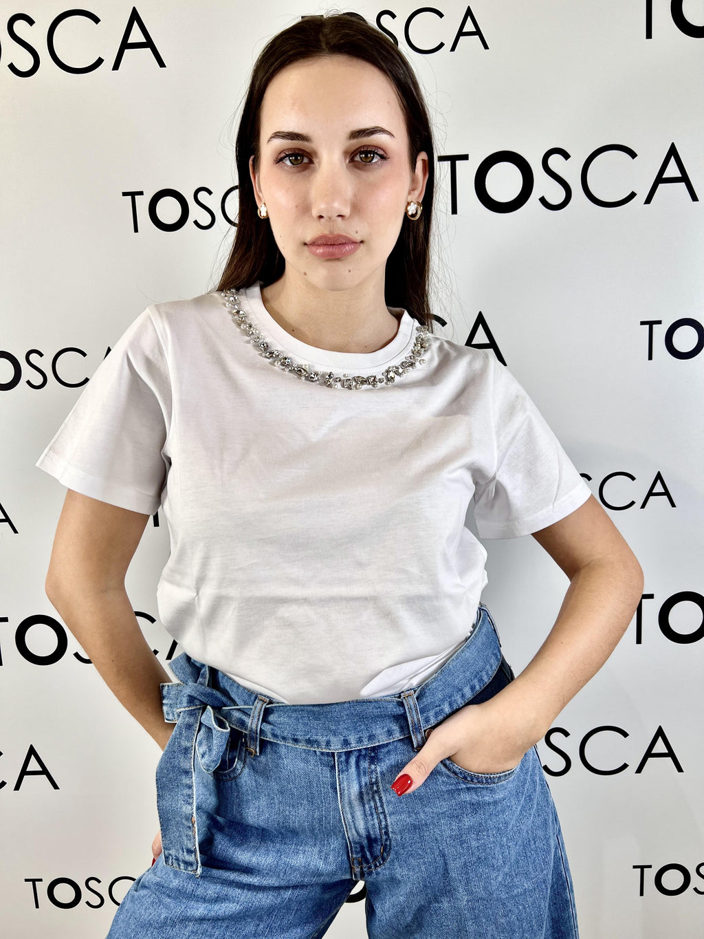 t-shirt con scollo gioiello e design essenziale silvian heach 