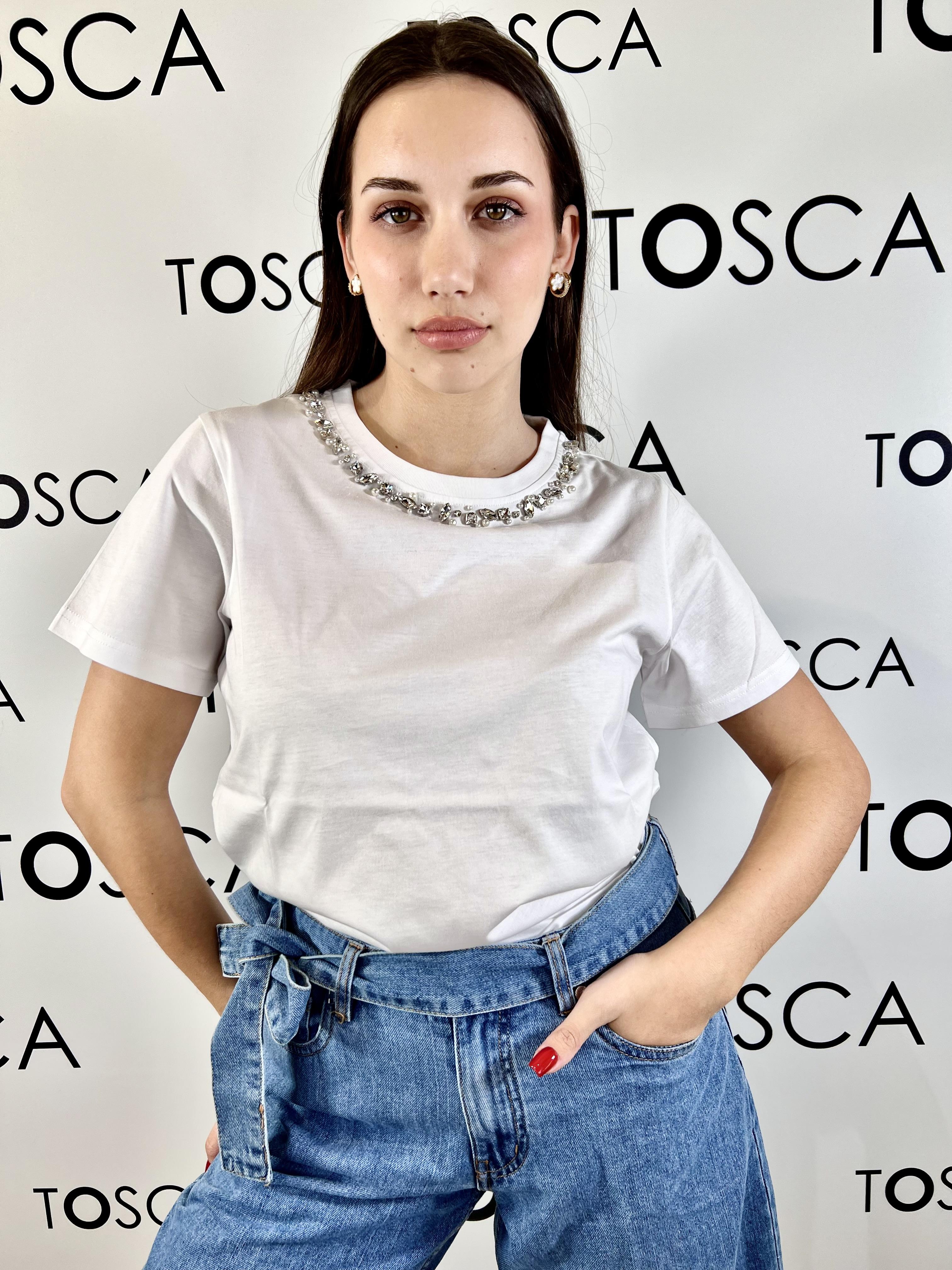 t-shirt con scollo gioiello e design essenziale silvian heach 