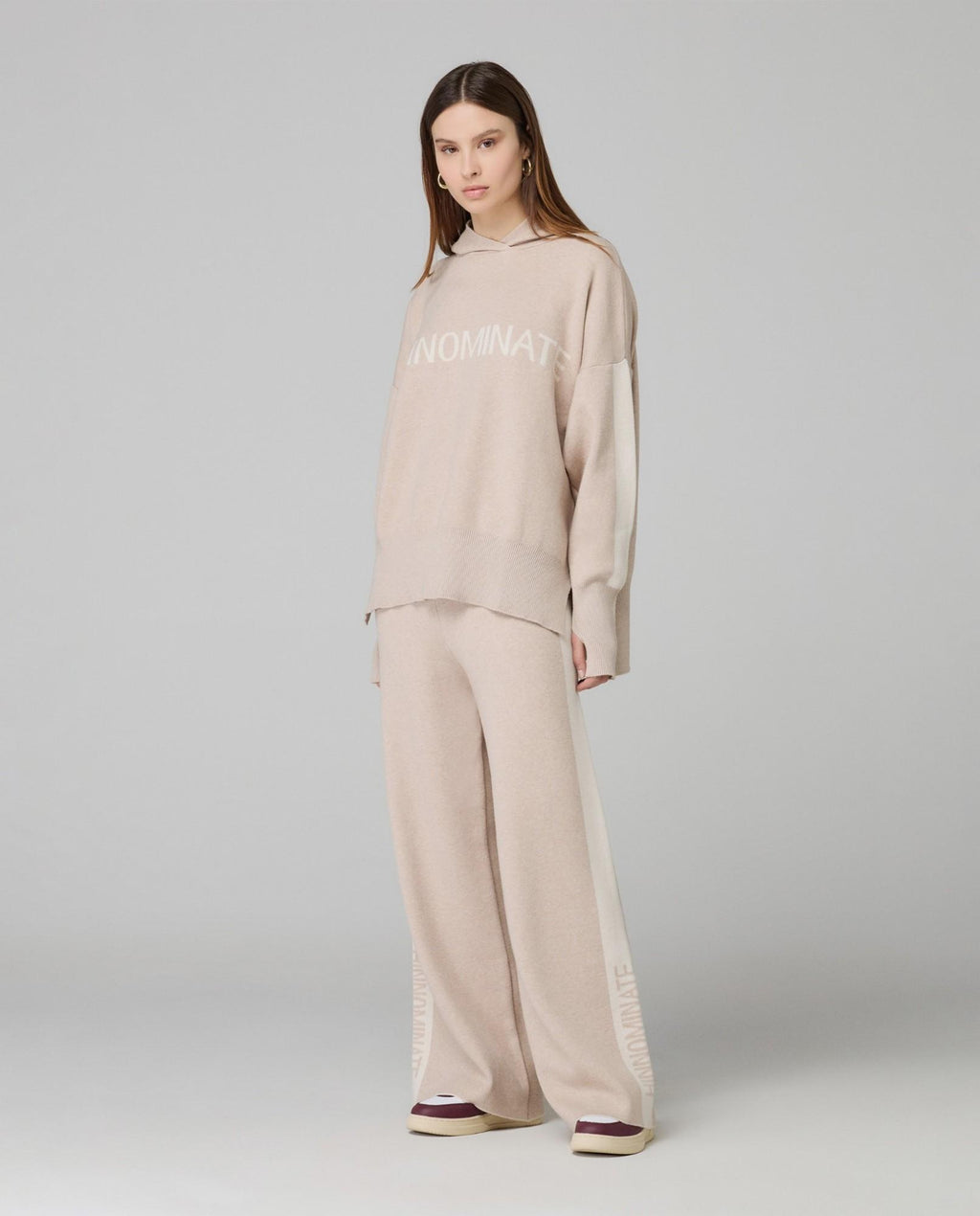 pantalone in maglia a palazzo con bande in contrasto e logo in punto rovescio beige sand hinnominate 
