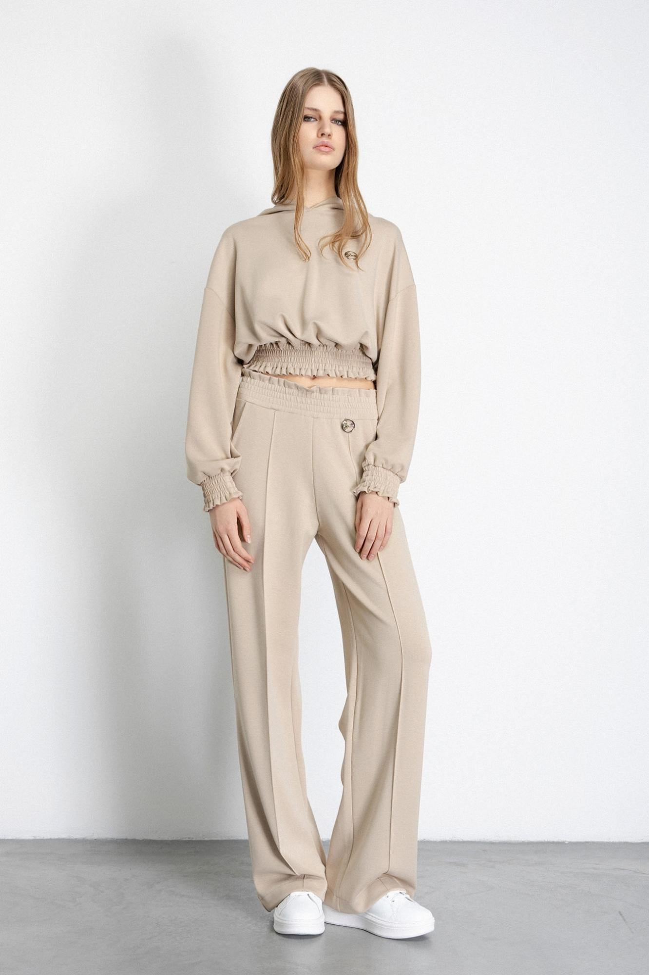 felpa crop con cappuccio e punto smock cammello gaëlle paris 