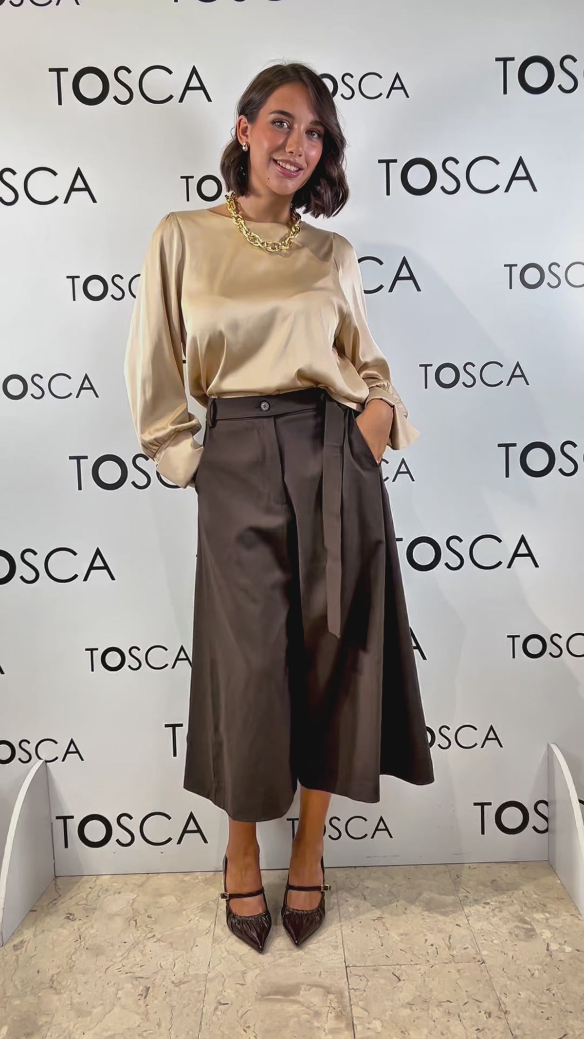 blusa con bottoni sulle maniche in raso ferrone
