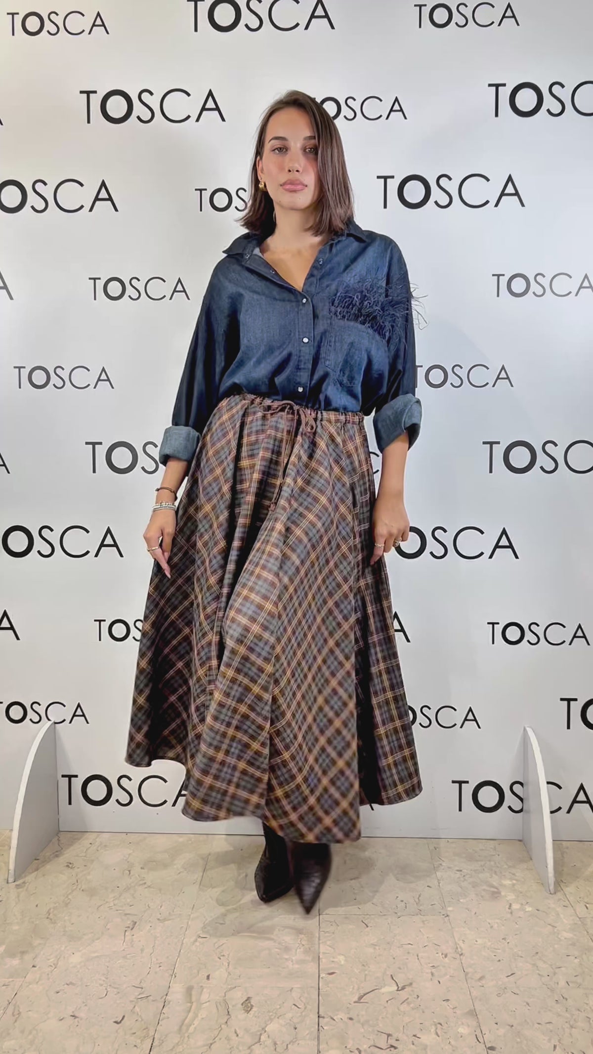 camicia in denim con piume di struzzo nel taschinoo tensione in